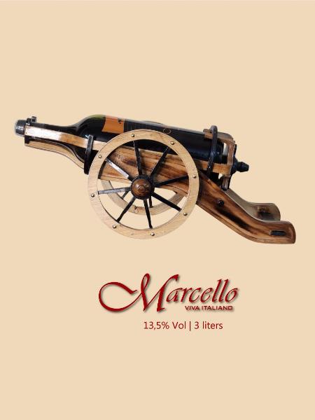 Chai rượu vang đỏ Ý Marcello 3 lít, trên giá đỡ kệ pháo gỗ đẹp