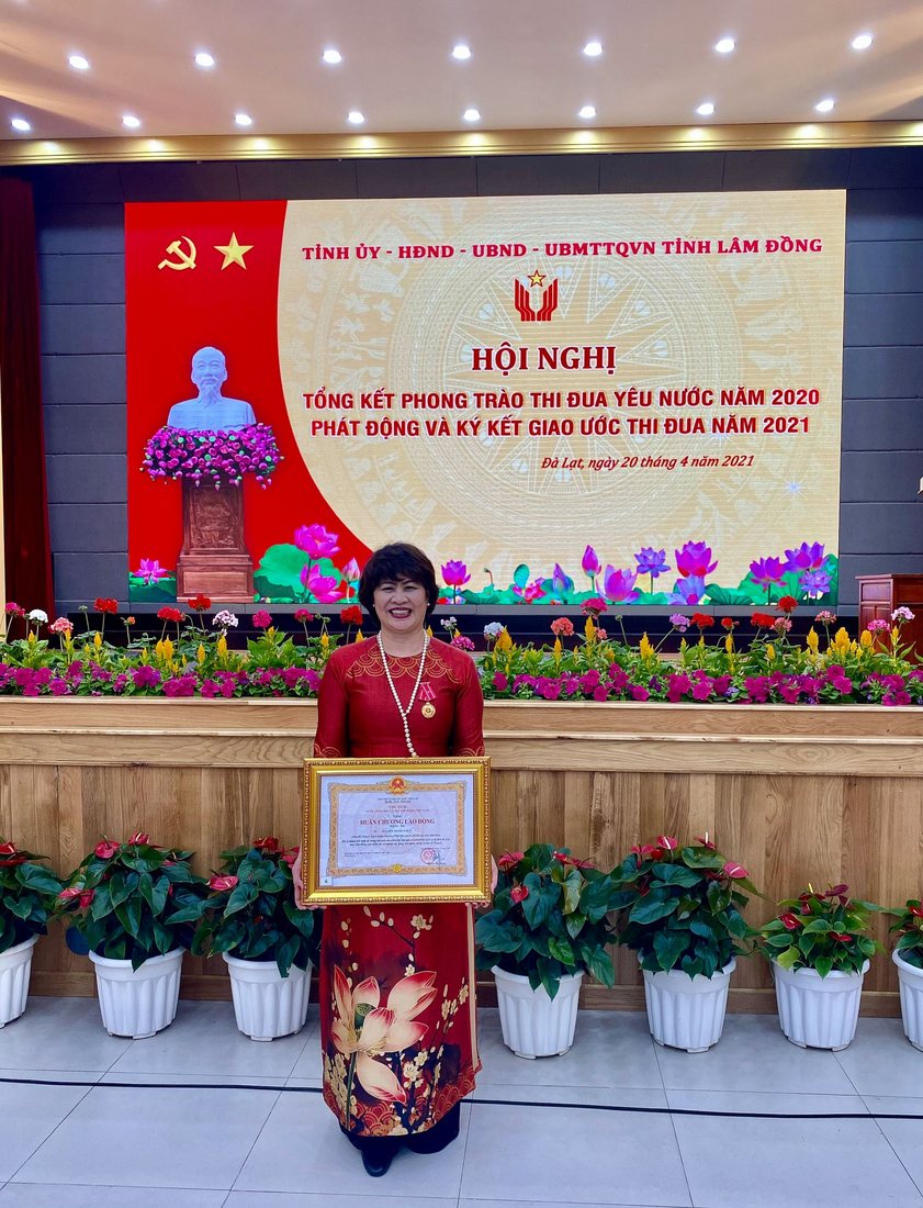 Vĩnh Tiến nhận Huân chương Lao động hạng Ba