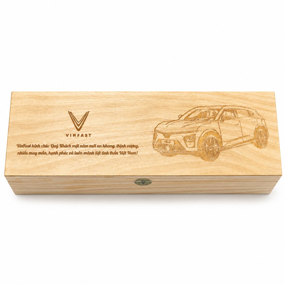 Hộp gỗ đựng một chai vang, nắp khắc logo VinFast và lời chúc Tết