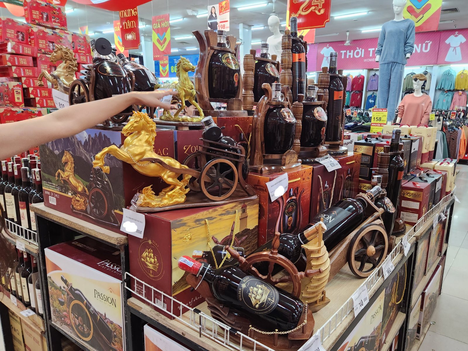 Đảo kệ siêu thị bày kệ gỗ xe ngựa và bình vang trưng bày của Vĩnh Tiến